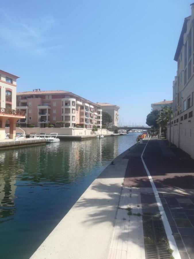 Sur Le Quai De Port Frejus Apartment Exterior foto