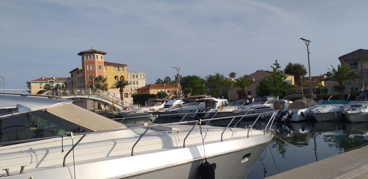 Sur Le Quai De Port Frejus Apartment Exterior foto