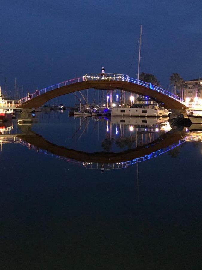 Sur Le Quai De Port Frejus Apartment Exterior foto